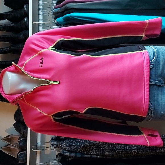 Fila Long Sleeve Active Wear Top in Excellent Condition. Colours are Vibrant! - Picture 3 of 7